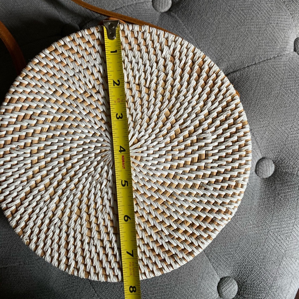 W O V E N round purse